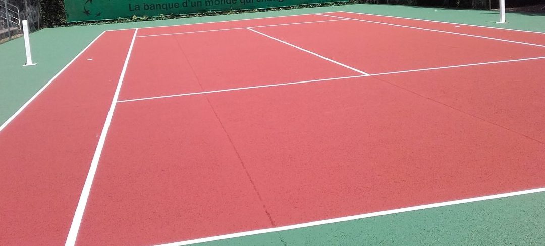 Rénovation d&rsquo;un court de tennis en béton poreux à Versailles