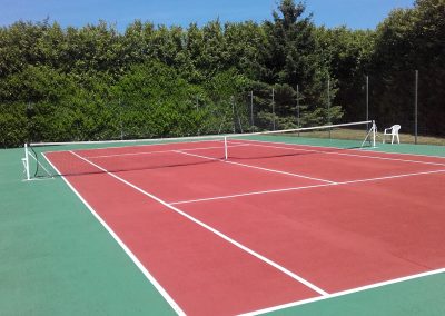 Rénovation d’un court de tennis en béton poreux à Roman