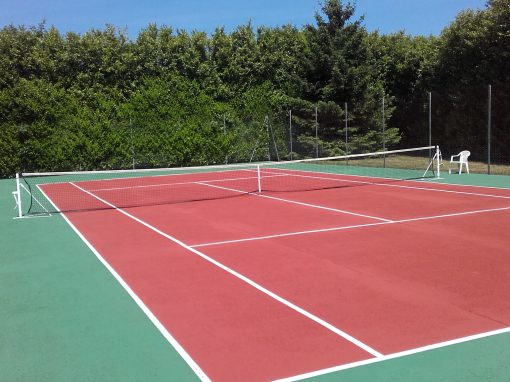 Rénovation d’un court de tennis en béton poreux à Roman