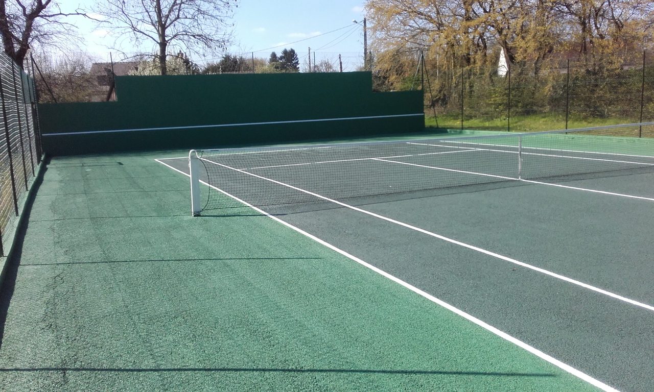 Vue partielle de la rénovation d'un court de tennis en béton poreux par Tennis Multi Service à La Chapelle-Viel